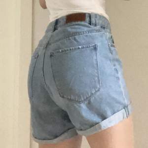 Blå jeansshorts som är lite längre. 