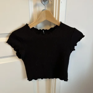 Svart kroppad t-shirt  - Svart t-shirt från only, den är lite nopprig som man ser på tredje bilden, där av det billiga priset, priset kan också diskuteras