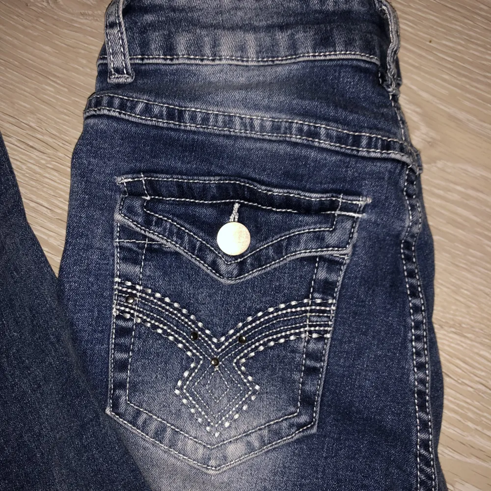 Fina lågmidjade jeans med jättesnygga fickor🩷Säljer för att de är för korta för mig😢Har aldrig använt. Skriv för fler frågor🩷🩷. Jeans & Byxor.