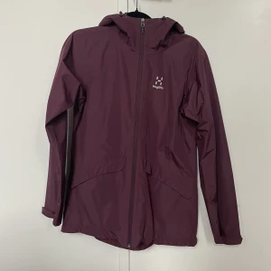 Haglöfs jacka M - Använd Max 5 gånger!  Jätte bra skick och fin färg, tjejmodell men finkar på killar också