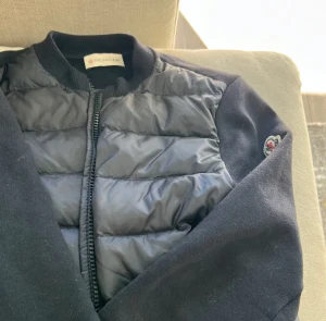 Moncler cardigan - Så fin moncler Cardigan i storlek xs men passar xxs! Kan tänka mig att sänka priset men isf hör av er! Skriv för fler bilder