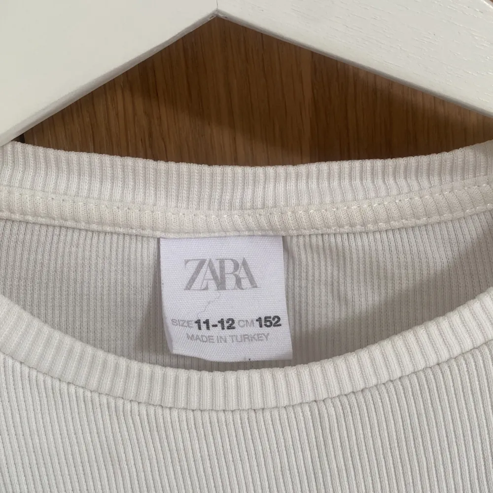En fin Zara tröja i väldigt bra skick! Inga fläckar eller missfärgning. Nästan som ny. . Toppar.