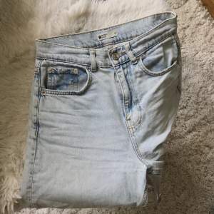 Fina ljusblå highwaist 90s jeans från Gina Tricot, i storlek 34. Aldrig använda i skick 9/10.