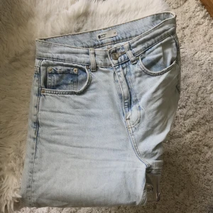 Ljusblå Gina tricot Jeans  - Fina ljusblå highwaist 90s jeans från Gina Tricot, i storlek 34. Aldrig använda i skick 9/10.