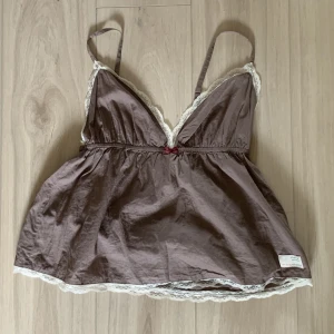 Odd Molly babydoll topp strl M - Jättesöt och trendig babydoll cami topp från Odd Molly i storlek M och mycket fint skick. Tveka inte att höra av dig för fler bilder eller vid frågor <3