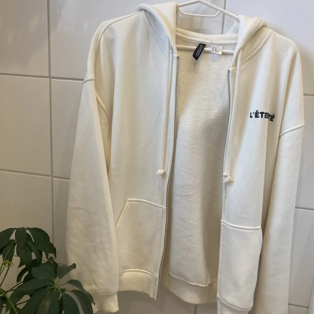 Säljer denna vita hoodie med dragkedja från H&M. Säljer pga att den inte kommer till användning. Fick i present men har aldrig använt. Kontakta vid intresse eller frågor💕💕. Hoodies.