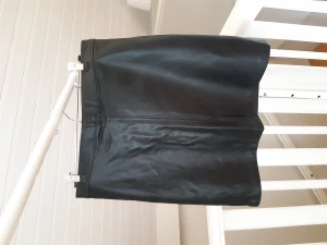 Kjol i läderimitation, M - Kjol i läderimitation från Lager 157 storlek Medium. Bara använd ett fåtal gånger.