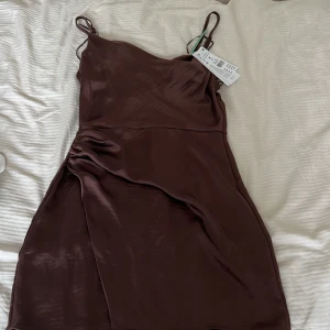 Klänning  - Klänning från Gina Tricot. Superfin, helt ny och oanvänd. 