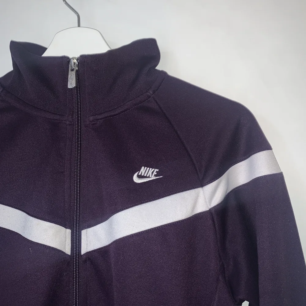 Zipup hoodie från Nike i lila. Sparsamt använd och i fint skick. Stl M. Hoodies.