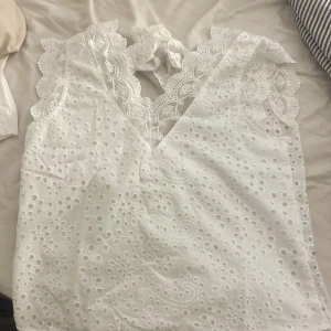 Blus - En jätte fin blus som kommer från shein som är för stor för mig den är i xl men väldigt liten i storleken så skulle passa M eller L storlekar så skriver M-L på storlek skriv bara för fler frågor ❤️