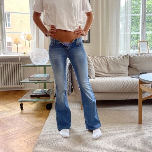 Jeans från lee - Säljer dessa Super snygga låg midjade jeans🥰🥰från lee Midjemått: 32 cm Innerbenslängd: 74cm