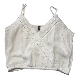 Kort linne - Ett vitt linne :) (Frakten kanske inte är de som står)