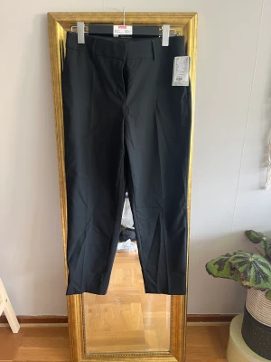 Kostymbyxor - Svarta kostymbyxor. Aldrig använda. Prislapp kvar. 