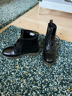 Dr.martens - Hej säljer ett par dr.martens skor som jag haft i ett tag men aldrig använt då de är i fel storlek, lite creasing men annars helt nya.