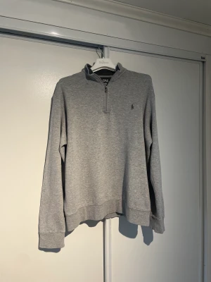 Luxury Jersey Quarter-Zip Pullover - En Ralph-lauren half zip tröja som är Andvänd ca 4 gånger, passformen passade inte min kropp  så de är därför ba säljer den. Nypris 1300. Storlek-medium. Vid snabbt köp tar ja frakten. Direktpris 499