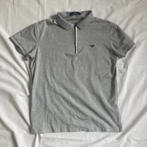 Grå Giorgio Armani Skjorta/tröja (barn) - Armani skjorta i storlek M för barn. Den är inte trasig nånstans. Har dragkedja.