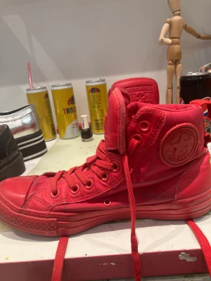 Converse  - Röda convers all star  Bra kvalitet bara använda ett par gånger! 
