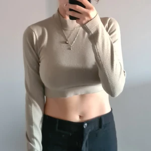 Långärmad tröja - En långärmad tröja i lute tjockare material säljes💚 Använts några få gånger, så i bra skick. Samfraktar gärna, så kolla mina andra annonser!