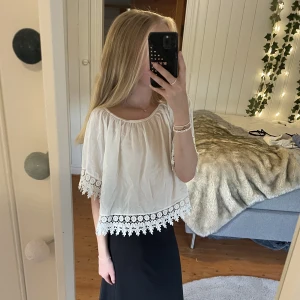 Somrig topp - Söt vit topp jag säljer 💕Köpt utomlands 🥰Litet hål nära sömmen i nacken men syns inte då toppen blir rynkad och täcker det. 🩷Skriv privat vid frågor☺️toppen är väldigt stretchig och passar XXS-L 😊