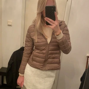 Dunjacka  - Tunnare dunjacka som är i en brun-beige, champagneaktig färg. Sitter precis som man vill att den ska och formar sig fint 🙌🏼