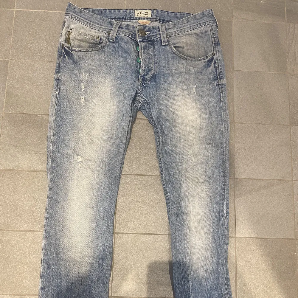 Säljer mina Armani jeans då de inte kommer till användning längre, storlek 31/30 och inga defekter. Kan bli billigare vid snabb affär. Inga skambud!. Jeans & Byxor.