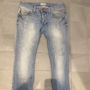 Säljer mina Armani jeans då de inte kommer till användning längre, storlek 31/30 och inga defekter. Kan bli billigare vid snabb affär. Inga skambud!