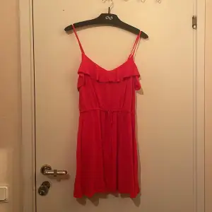Röd/rosa klänning från H&M. Storlek 36.