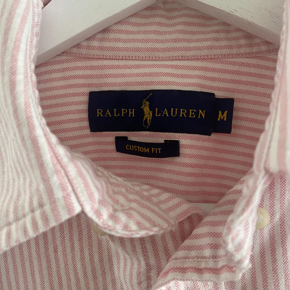 Rosa-vit randig kortärmad skjorta i storlek M från Polo Ralph Lauren. Skjortan har inga fläckar eller tecken på slitage. Säljer pga att jag inte använt skjortan på väldigt länge.. Skjortor.