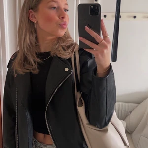 Svart skinnjacka  - Säljer pga att den inte kommer till användning längre. Supersnygg och i superbra skick då den inte använts mycket. Pris går att diskutera! 