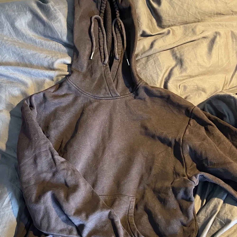 Brun hoodie i bra skick, knappt använd i storlek xs. Säljer då den blivit för liten. . Hoodies.