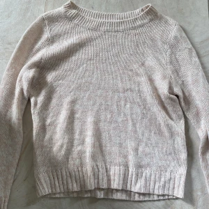 Stickad tröja - Stickad tröja i ett rosa mönstrat material!  Kolla mina likade bilder för info om frakt och policy!