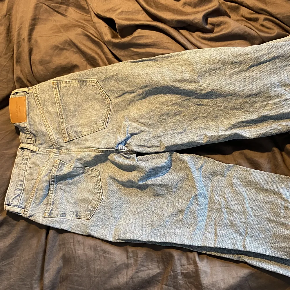 Ljusblå jeans i stl 32. Bra skick, men säljer då de är lite för långa för mig. . Jeans & Byxor.