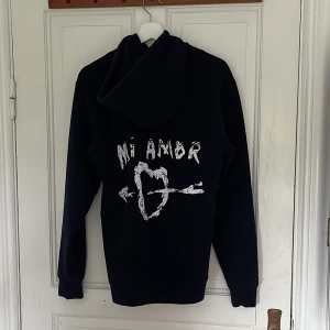 Mi Amor hoodie  - Säljer denna jätte finna, knappt använd Mi Amor hoodien då den inte kom till någon användning. Finns inga defekter på hela hoodien eftersom den knappt har används. Den är i storlek M men sitter som S Skriv för mer information💓