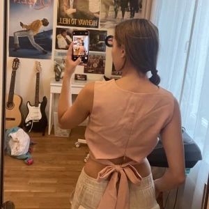 Rosa topp med rosett - Köpt utomlands en söt topp som man knyter själv där bak. Storlek xs-s