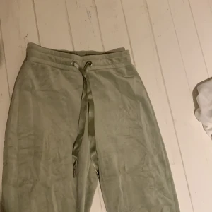 Mjukis byxor  - Byxor från Gina tricot i storlek xs 