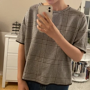 Vintage rutig blus  - I använt skick men väldigt fin och skön passform! Går att sänka pris vid snabb affär.