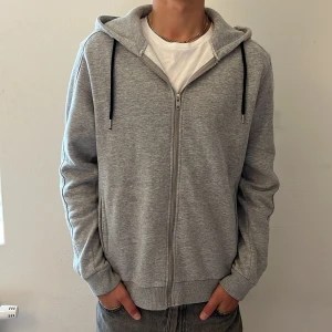Grå zip hoodie  - As snygg grå zip hoodie från Rebel i fint skick. Inte särkilt använd!