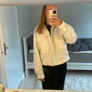 Trenchcoat  - Vit/beige jacka från vero Moda-200kr plus frakt💕