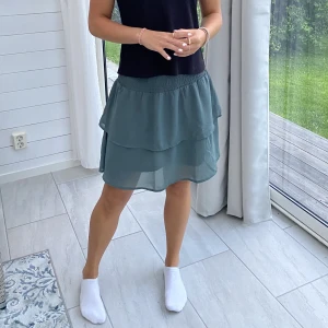 Volangkjol - Fin volangkjol, sparsamt använd💗