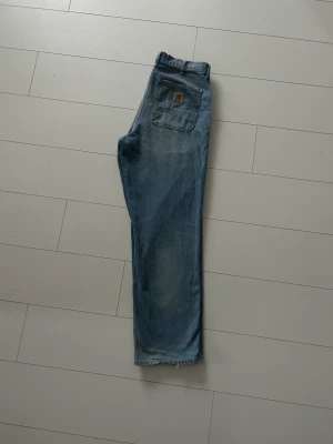 Carhartt wip jeans  - Ljus blåa carhartt WIP jeans. Okej skicka förutom ett litet hål precis vid högra fickan