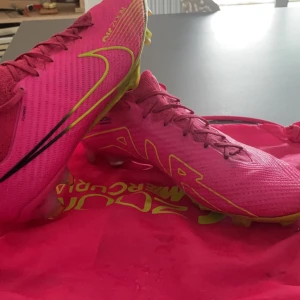 Mercurial Air zoom - Säljer mina air zooms då jag ska byta från FG till AG! De är i toppskick, endast lite smutsiga från spel på naturgräs!😃 Priset diskuterbart vid snabb affär