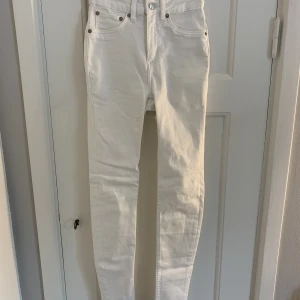 Skinnyjeans lager 157 - Säljer dessa jeans från lager 157 i modellen smale då jag aldrig använder dom. De är i väldigt fint skick och endast använda en gång.