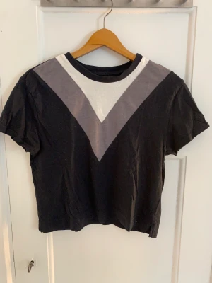 T-shirt - T-shirt med mönster. Bra skick.