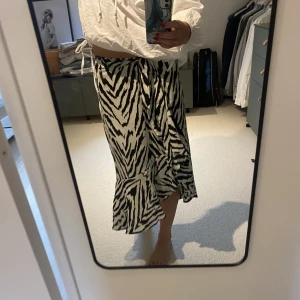 Långkjol  - Fin volangkjol i zebramönster