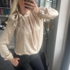 Knytblus💓💓 - Superfin knytblus I sidenmaterial💓💓💓perfekt skick!! 