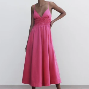 Sommarklänning  - Så fin rosa sommarklänning från zara som tyvärr aldrig kommit till användning (lappar kvar)🌟💓