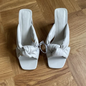 H&M klackskor - Säljer mina superfina klackskor från H&M som tyvärr är i fel storlek.  Helt nya och oanvända. Nypris 299 kr🥰 