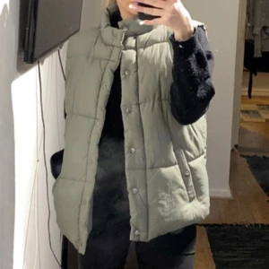 Grön väst  - Säljer min gröna väst som aldrig är använd, den är i nyskick utan defekter. Den är köpt för ca 500kr.  Skicka gärna dm för fler bilder på den❤️