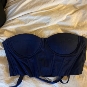 Blå korsett - Jättefin blå korsett som tyvärr är för liten för mig.