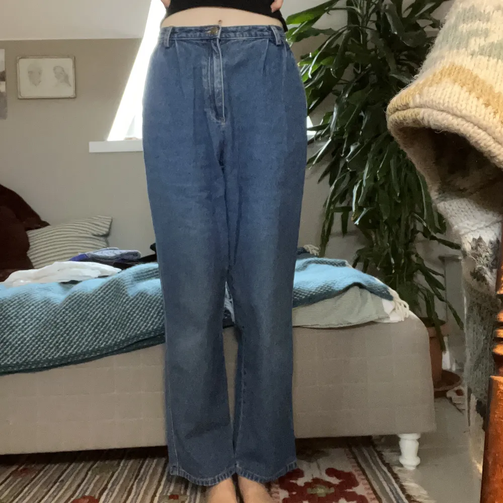 Ett par tunna 80-tals jeans. Säljer dom för att jag inte riktigt gillar passformen🌼. Jeans & Byxor.
